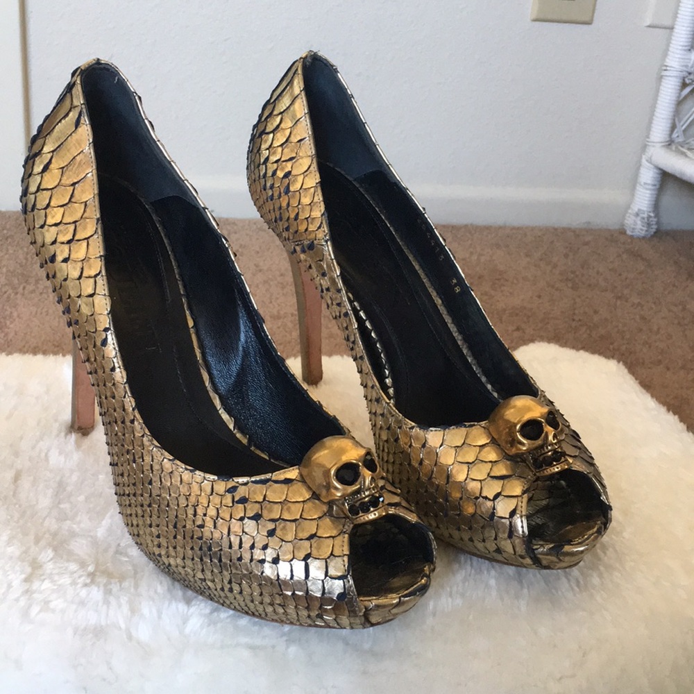 Alexander McQueen Skull Studded Peep Toe Pumps